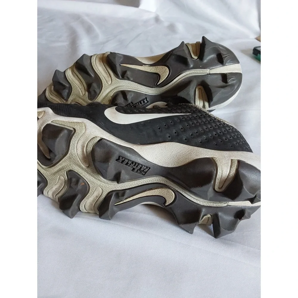 NIKE  FAST FLEX BLACK/WHITE BASEBALL/FOOTBALL CLEATS‎  Kids Sz 12CW
